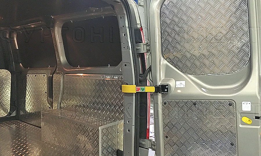 Обшивка фургона Ford Transit Custom L1H1: Двери, арки, пол и перегородка