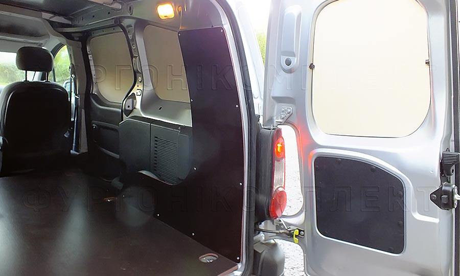 Обшивка фургона Fiat Doblo Cargo L1H1: Пол, арки и двери