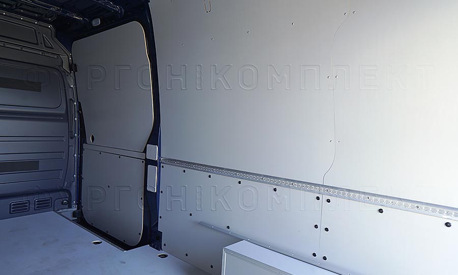 Обшивка фургона Volkswagen Crafter L3H2: Стены, пол, арки и боковая дверь