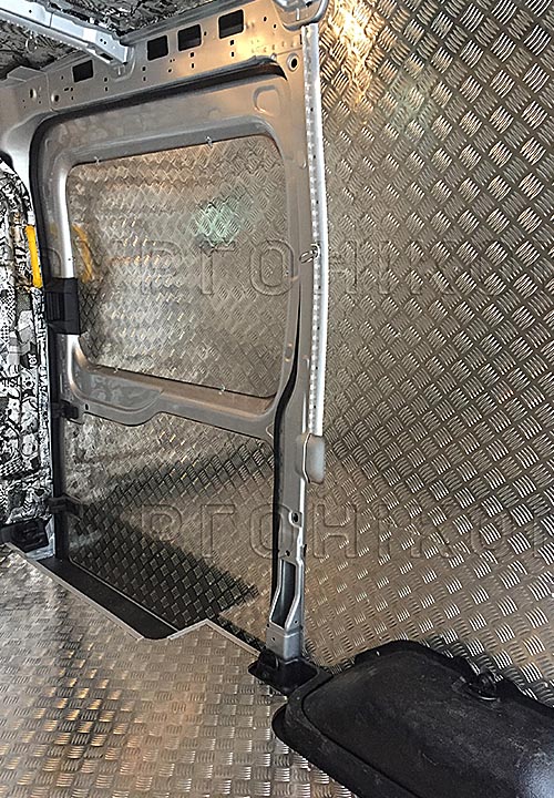 Обшивка фургона Ford Transit L2H2: Вид на боковую дверь