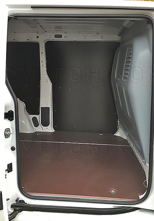 Обшивка фургона Fiat Scudo L1H1: Вид со стороны боковой двери