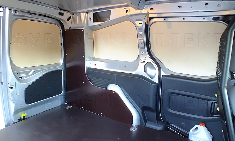 Обшивка фургона Fiat Doblo Cargo L1H1: Вид со стороны боковой двери