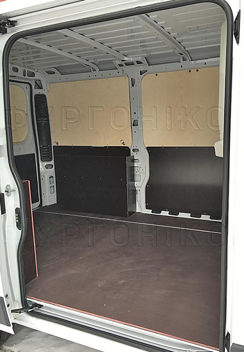 Обшивка фургона Fiat Ducato L1H1: Вид со стороны боковой двери