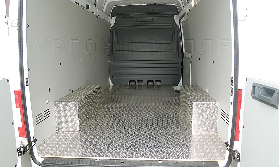 Обшивка фургона Mercedes-Benz Sprinter Classic L2H2: Вид со стороны задних дверей