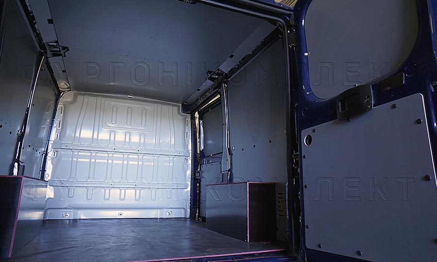 Обшивка фургона Fiat Ducato L1H1: Вид со стороны задних дверей