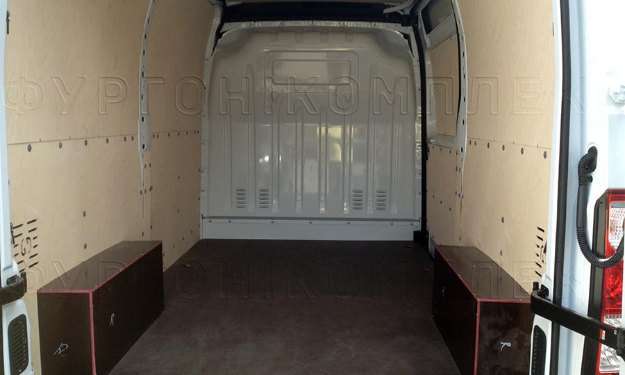 Обшивка фургона Opel Movano L2H2: Вид со стороны задних дверей
