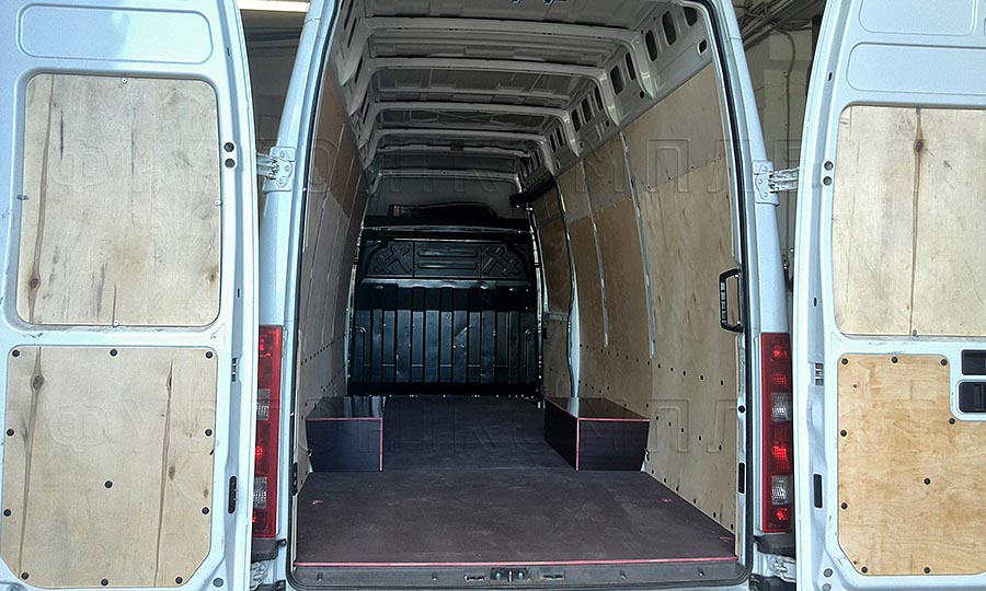 Обшивка фургона Iveco Daily L4H3: Вид со стороны задних дверей