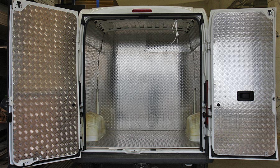 Обшивка фургона Fiat Ducato L2H2 грузопассажирский: Вид со стороны задних дверей
