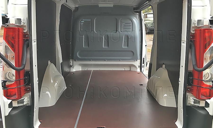 Обшивка фургона Peugeot Expert L1H1: Вид со стороны задних дверей