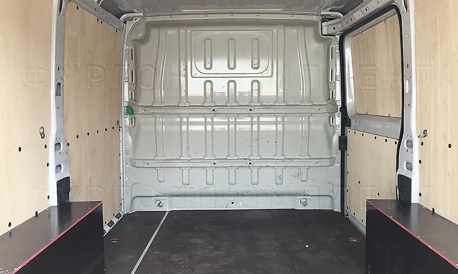Обшивка фургона Peugeot Boxer L1H1: Вид со стороны задних дверей