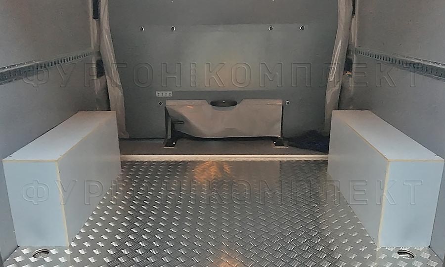 Обшивка фургона Citroën Jumper L3H2 грузопассажирский: Вид со стороны задних дверей