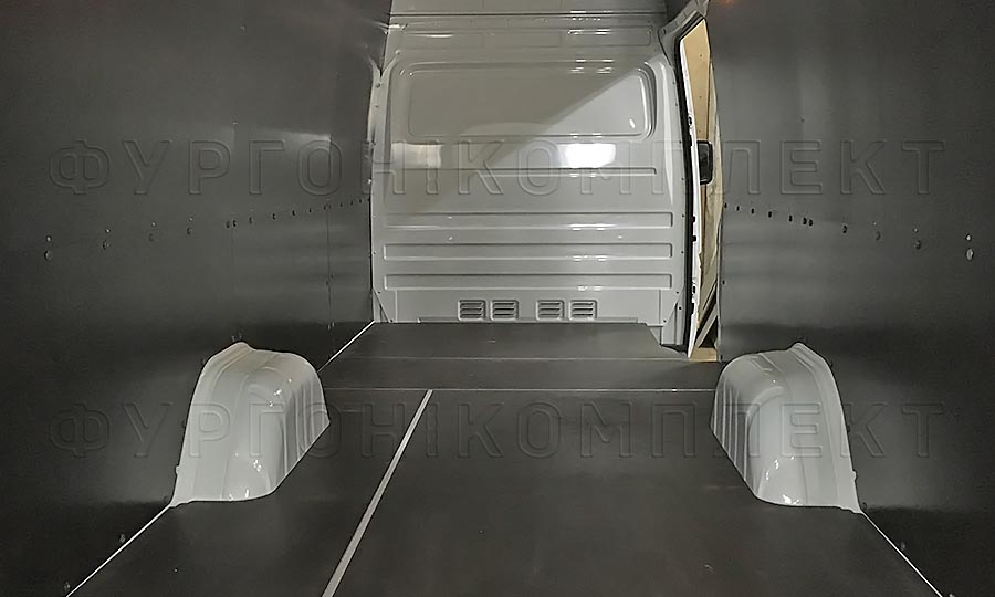 Обшивка фургона Mercedes-Benz Sprinter Classic L3H2: Вид со стороны задних дверей