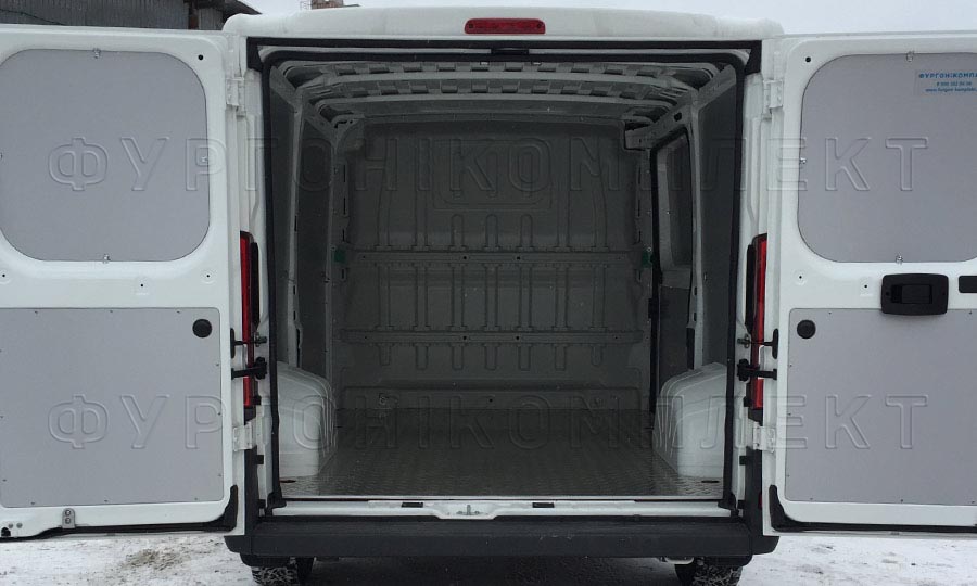 Обшивка фургона Peugeot Boxer L1H1: Вид со стороны задних дверей