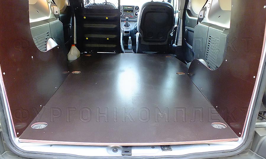 Обшивка фургона Fiat Doblo Cargo L1H1: Вид со стороны задних дверей