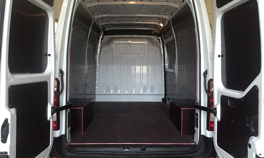 Обшивка фургона Renault Master L2H2: Вид со стороны задних дверей