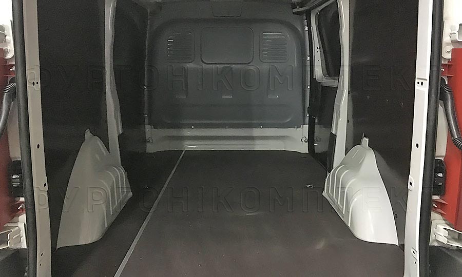 Обшивка фургона Peugeot Expert L2H1: Вид со стороны задних дверей