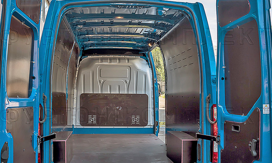Обшивка фургона Renault Master L3H2: Вид со стороны задних дверей