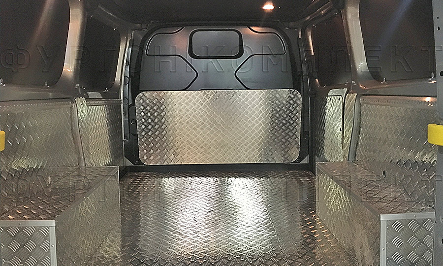Обшивка фургона Ford Transit Custom L1H1: Вид со стороны задних дверей