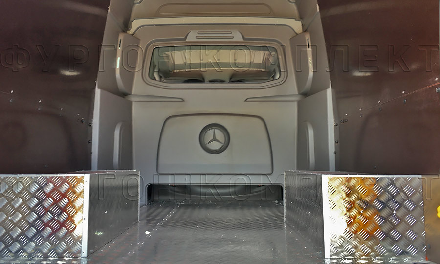 Обшивка фургона Mercedes-Benz Sprinter L2H2 грузопассажирский: Вид со стороны задних дверей