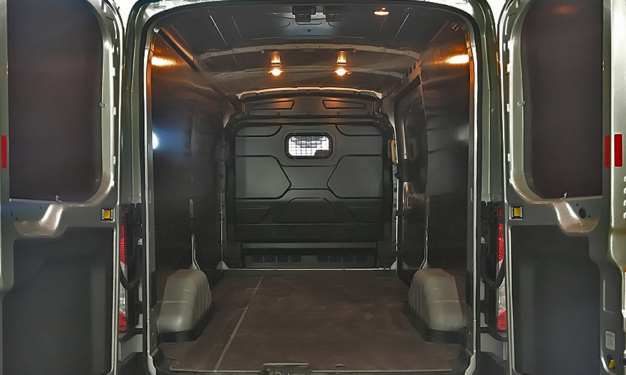 Обшивка фургона Ford Transit L2H2: Вид со стороны задних дверей