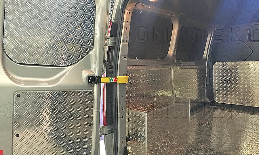 Обшивка фургона Ford Transit Custom L1H1: Задние двери, стены, пол арки и перегородка